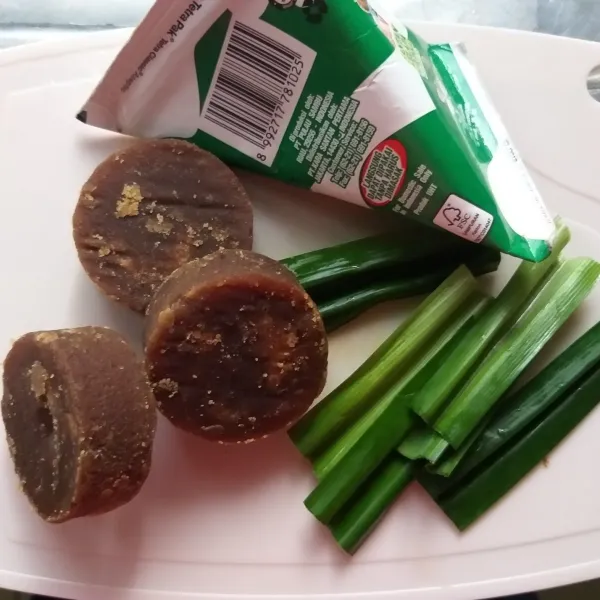 Siapkan bahan, potong-potong daun pandan dan sisir halus gula merah, sisihkan.