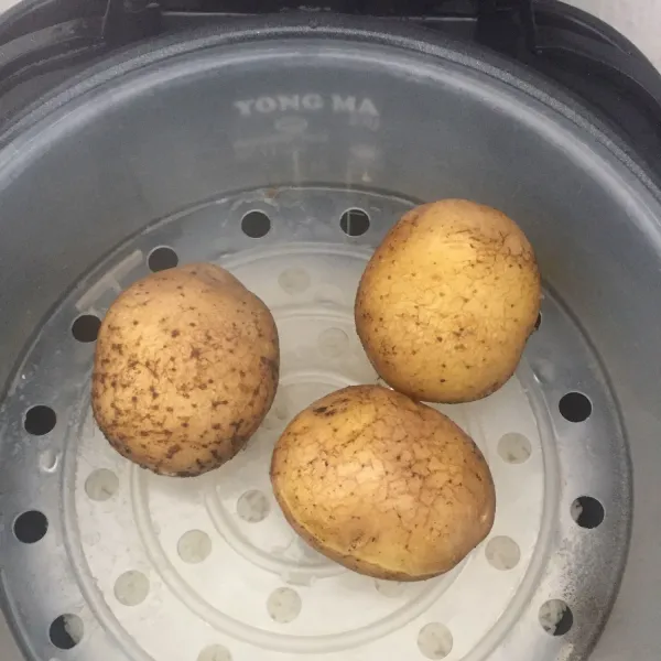 Rebus atau kukus 3 buah kentang.