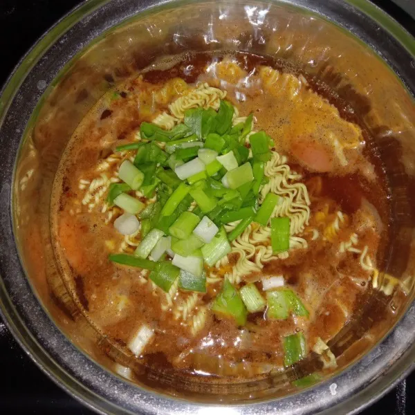 Setelah kuah mulai mendidih, masukkan mie kering dan potongan daun bawang pre kemudian tutup panci, masak mie selama 8-10 menit kemudian aduk rata, tes rasa jika sudah pas angkat dan siap disajikan.