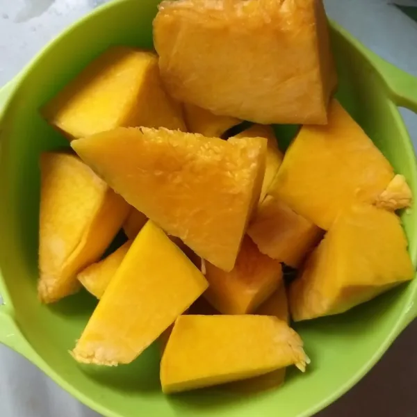 Kupas kulit labu parang, kemudian potong-potong sesuai selera.