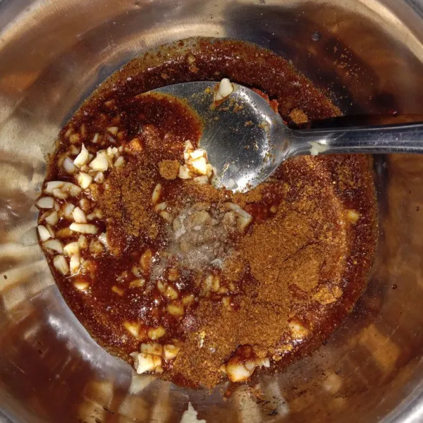 Dalam mangkuk masukkan cabe bubuk, saus gochujang, kecap asin, perasan jeruk nipis, bawang putih cincang, gula pasir dan merica kemudian aduk hingga rata.