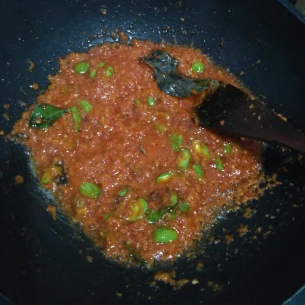 Ulek/blender bumbu, lalu tumis bersama dengan bumbu aromatiknya dan juga pete.