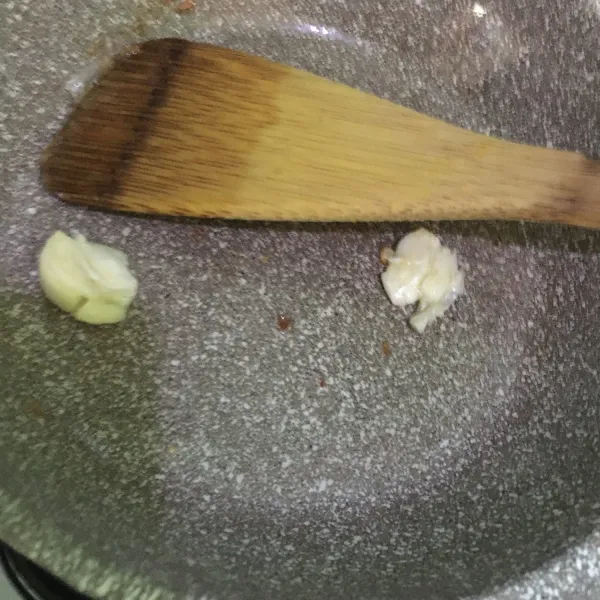 Membuat saos: Tumis bawang putih geprek. Boleh dirajang atau digiling.