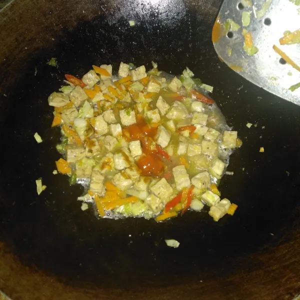 Masukkan tempe, wortel, kol, garam dan saos tiram. Aduk rata dan masak hingga matang.