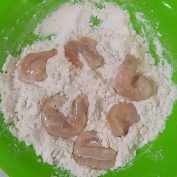 Balurkan pada bahan tepung kering