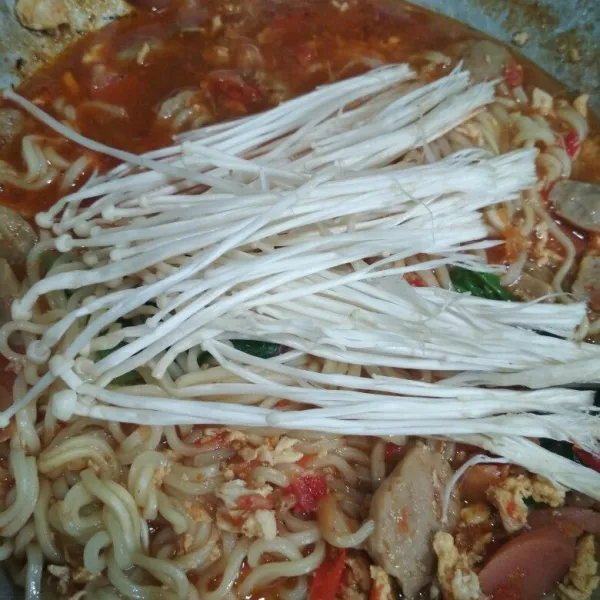 Sesaat akan diangkat tambahkan enoki aduk rata matikan api, sajikan selagi panas