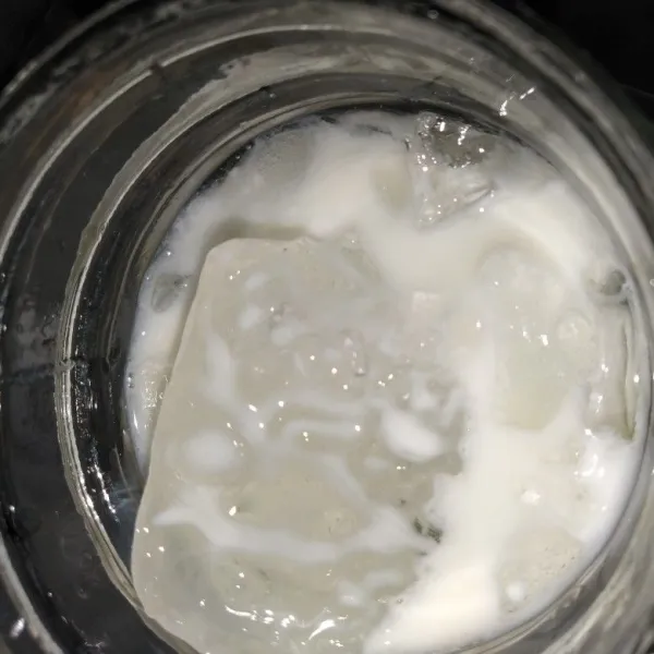 Tambahkan es batu dan susu full cream.