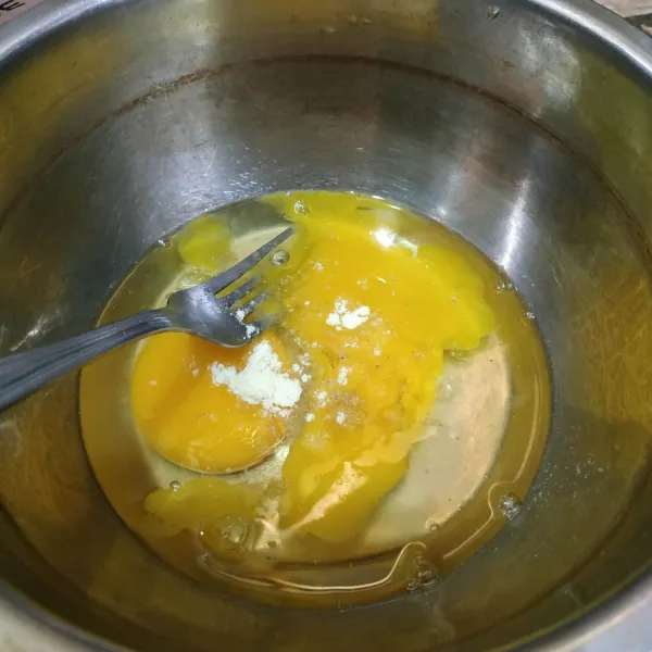 Dalam wadah masukkan telur, garam, kaldu dan lada bubuk kocok sampau tercampur rata.