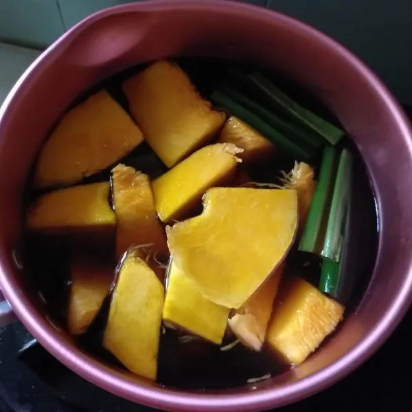 Setelah gula larut, masukan daun pandan dan labu parang. Masak hingga labu empuk.