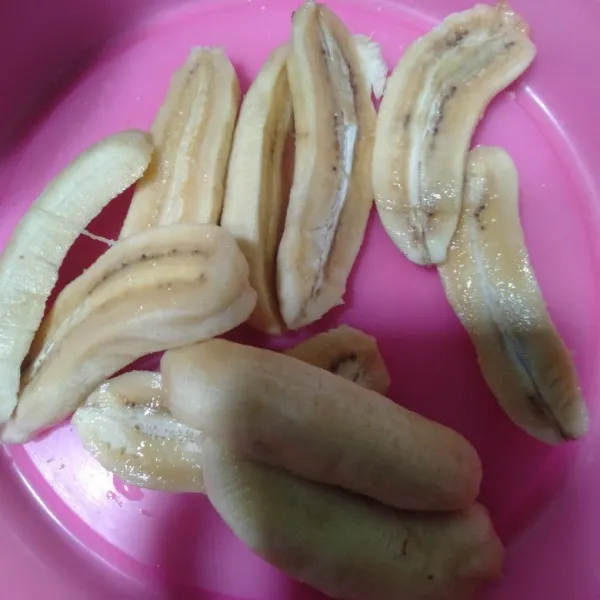 Potong pisang jadi dua.