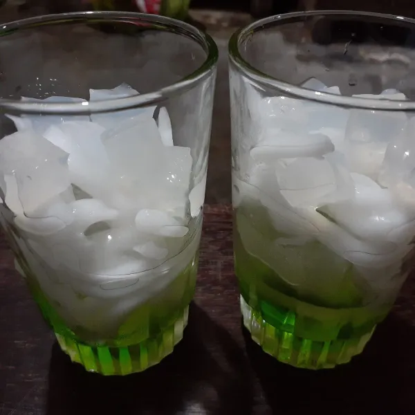 Setelah jelly siap, masukkan sirup, jelly kelapa muda, nata de coco atau selasih dan air putih ke dalam gelas. Minuman siap disajikan.