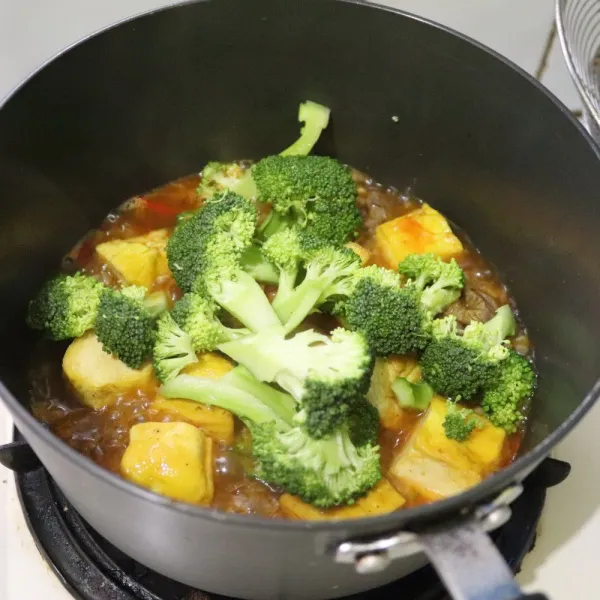 Masak hingga air mengental yang ditambahkan maizena lalu masukan brokoli, aduk cepat menggunakan api besar
