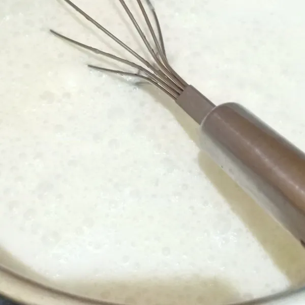 Tuang air sedikit demi sedikit sambil aduk rata.