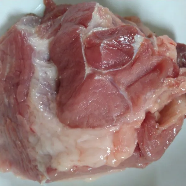 Cuci daging lalu potong dadu.