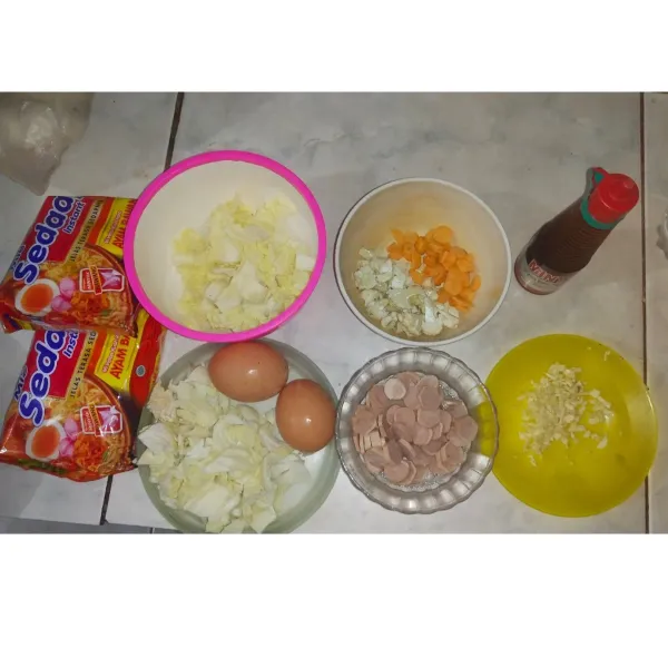 Siapkan semua bahan( cincang halus bawang putih, iris tipis sosis, potong sayuran sesuai selera)
