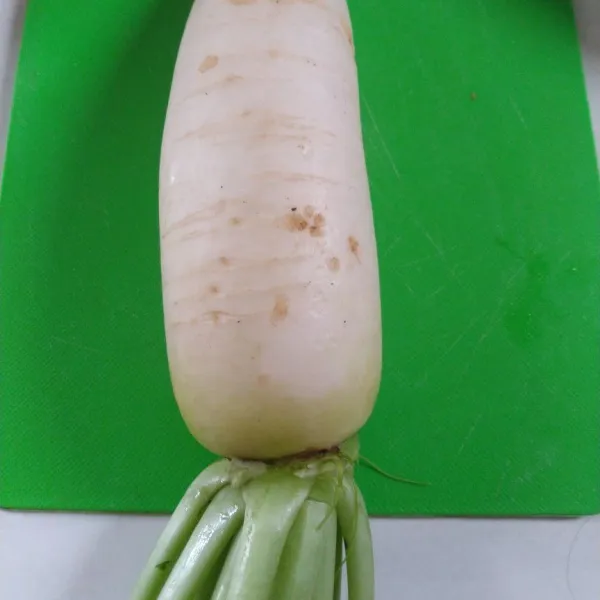 Siapkan lobak lalu potong bulat bulat,masukkan ke rebusan daging.