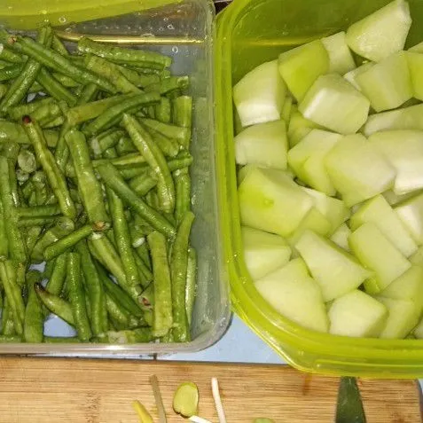 Siapkan kacang panjang, labu siam potong, dan tahu susu yang sudah digoreng