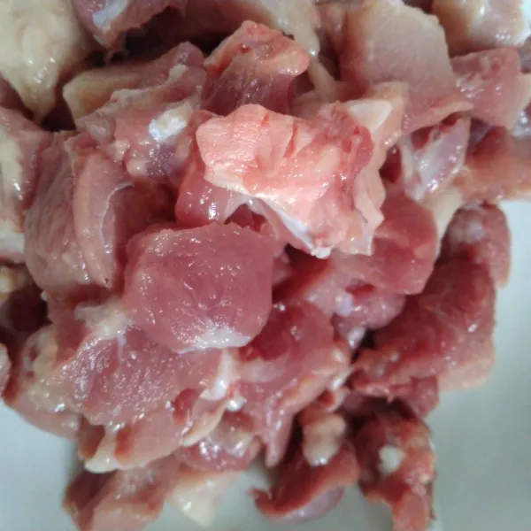 Setelah di potong lalu rebus dengan daun salam dan serai ,lalu buang air rebusan pertama, isi air lagi (biar gak terlalu amis).