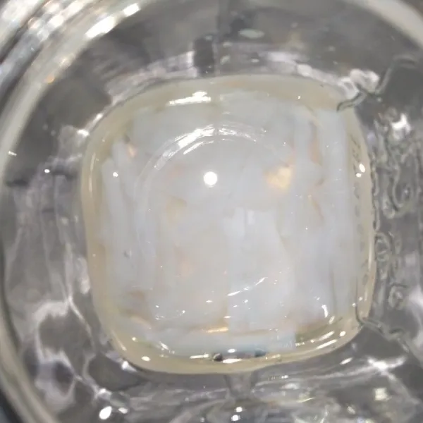 Masukkan nata de coco secukupnya ke dalam gelas.