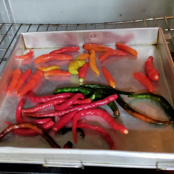 Pertama, panggang cabe merah dan cabe rawit, 150°C selama 40 menit