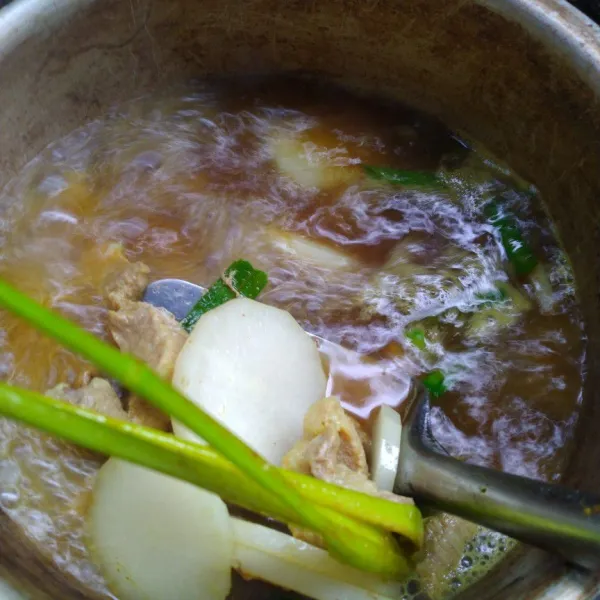 Masukkan serai, daun jeruk, daun salam, garam, penyedap rasa. Lalu koreksi rasa. Sajikan