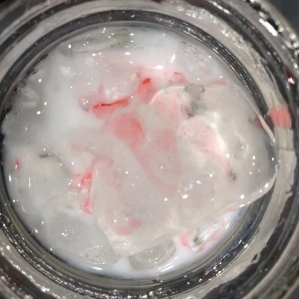 Tuangkan sirup coco pandan diatasnya.