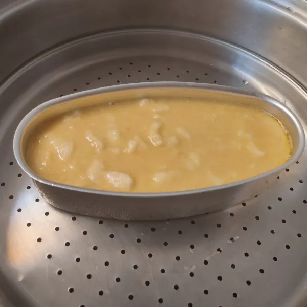 Siapkan loyang lalu oles dengan margarin. Tuang adonan ke dalam loyang lalu masukkan ke dalam kukudan yang airnya sudah mendidih. Kukus selama 25 menit dengan api sedang.