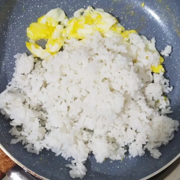 Panaskan sedikit minyak, lalu orek telur, dan tambahkan nasi.