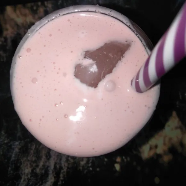 Terakhir, letakkan dalgona di atasnya.