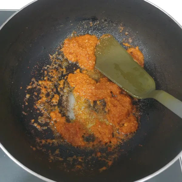 Panaskan minyak sayur, tumis bumbu halus sampai harum dan matang