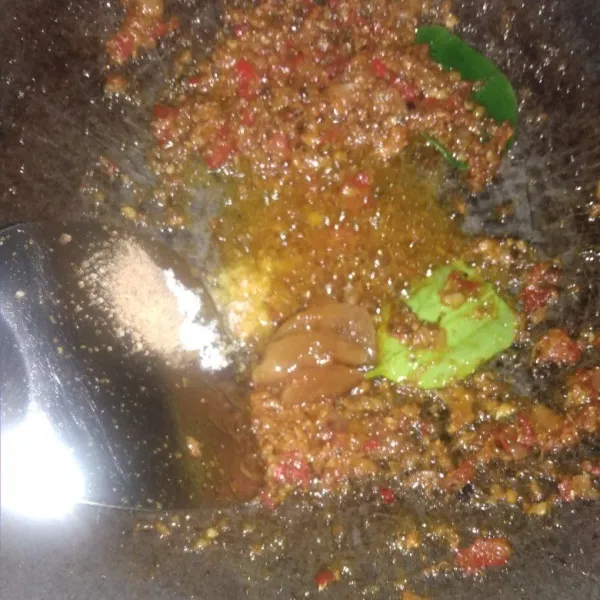 Tumis bumbu halus sampai wangi, tambahkan garam gula merah, penyedap diaduk