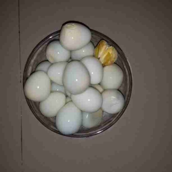 Kupas telur puyuh kemudan cuci untuk membersihkan sisa - sisa kulit telur yang menempel