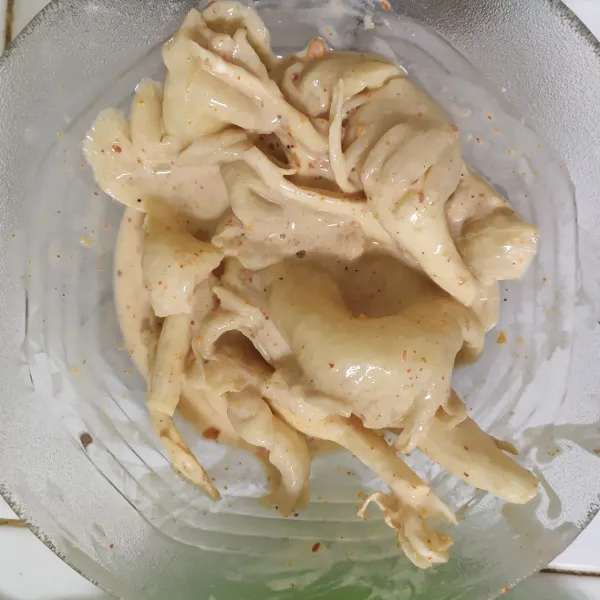 Celupkan jamur di bahan tepung basah, diamkan 3 menit