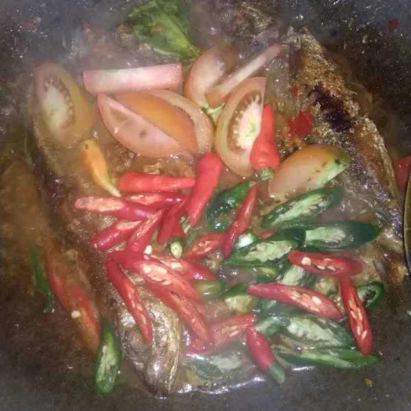 Masukkan pindang ,tomat cabe merah, cabe hijau, dan cabe rawit diaduk lagi biarkan mendidih dan bumbu meresap, angkat sajikan