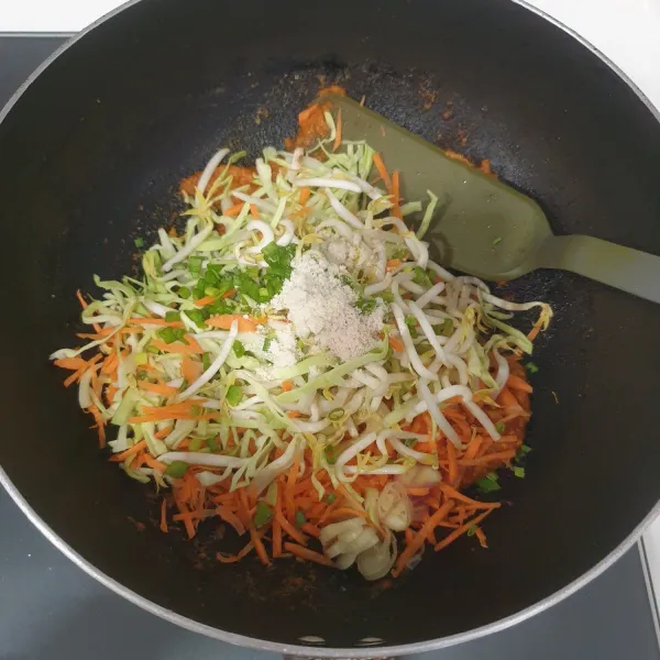 Masukkan irisan wortel, kubis, tauge, daun bawang, garam, kaldu ayam bubuk, dan merica, aduk rata, masukkan irisan cabe rawit merah,masak sebentar. Angkat dan biarkan dingin
