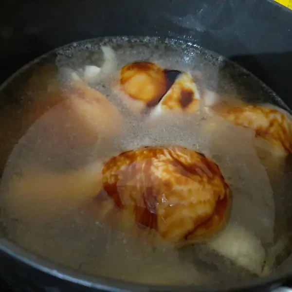 Masukkan saus lada hitam, kecap manis dan garam. Masak hingga matang, sajikan.