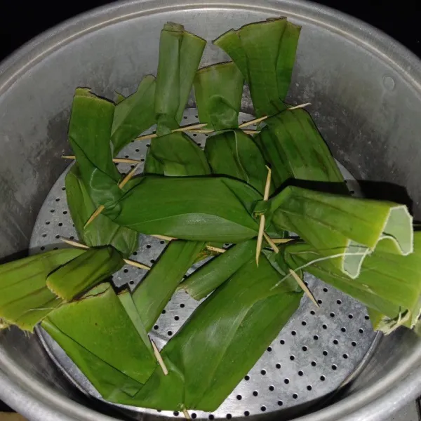 Siapkan daun pisang kemudian mulai bungkus tumisan ayam ke dalam daun pisang tambahkan cabe rawit utuh lalu lipat dan semat rapi dengan tusuk gigi kemudian kukus pepes selama kurang lebih 30 menit hingga matang serta tercium bau wangi dan pepes siap disajikan