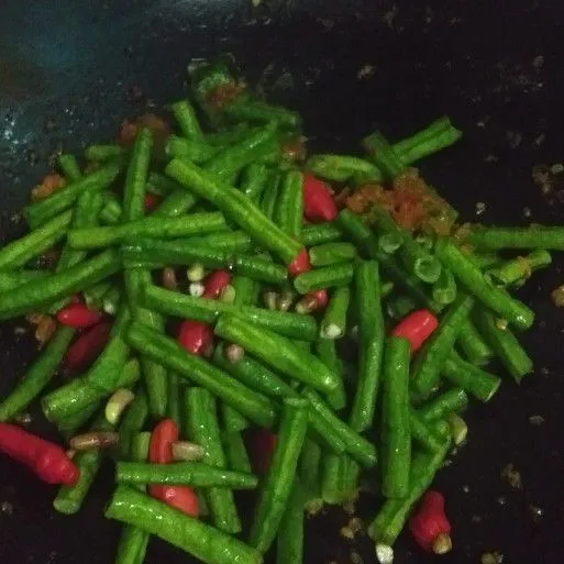 Masukkan kacang panjang dan cabai rawit utuh.