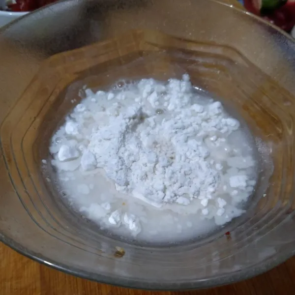 Dalam mangkuk masukkan tepung beras, terigu, air, garam, dan kaldu jamur. Aduk rata, buat kekentalan sedang