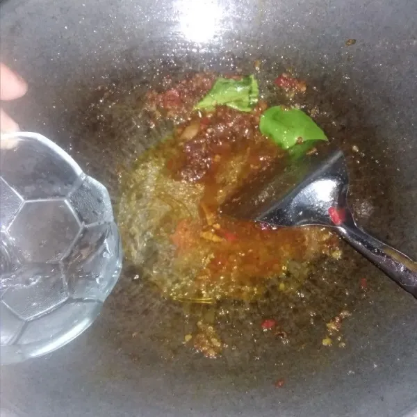 Tuangkan air diaduk masak sampai mendidih