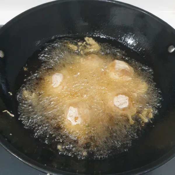 Panaskan minyak goreng, goreng tahu sampai berwarna kuning keemasan, angkat dan tiriskan