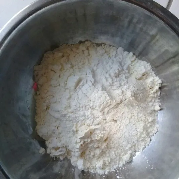 Masukan tepung terigu , tepung beras  ke dalam wadah