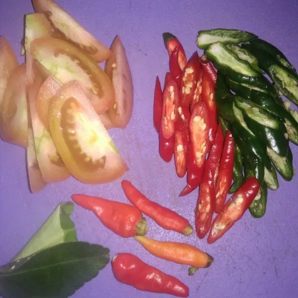 Iris tomat, cabe merah,cabe hijau