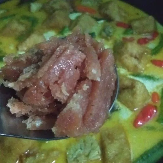Tambahkan gula, garam dan kaldu jamur. Didihkan, koreksi rasa. Matikan api. Sajikan.