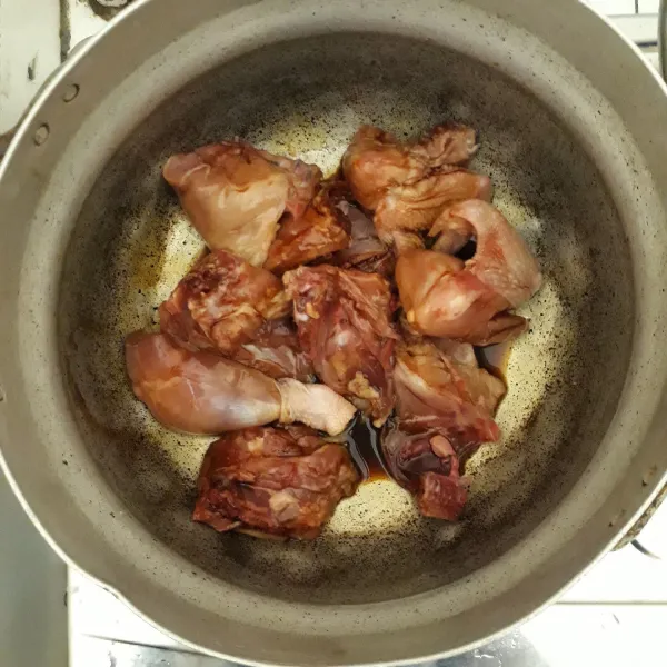 Ungkep ayam dengan kecap dan garam.