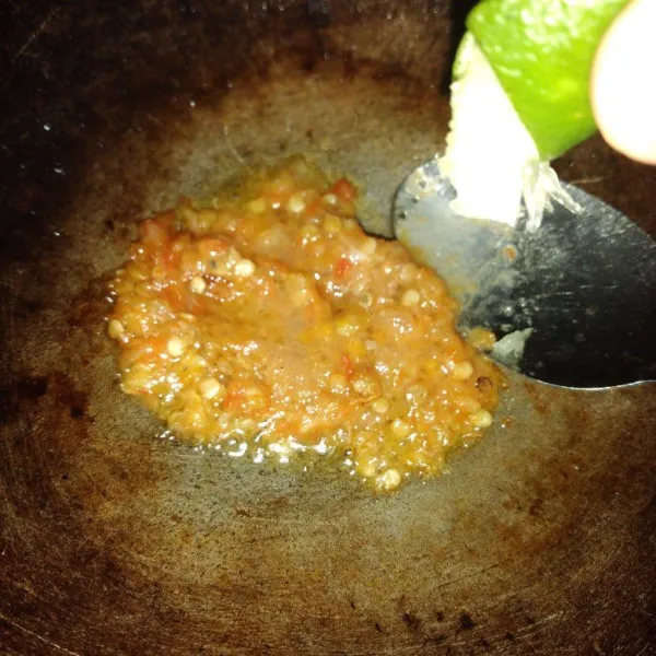 Kemudian tumis sambal dengan sedikit minyak lalu masukkan air perasan jeruk nipis , tumis sebentar lalu angkat.