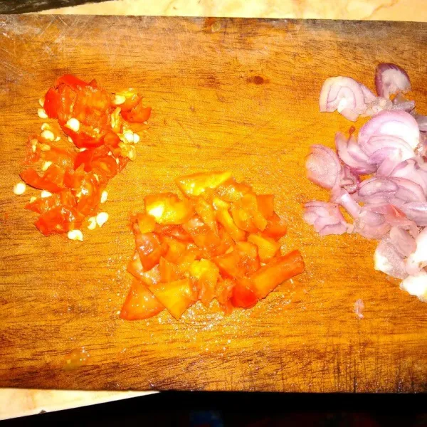 Siapkan bahan sambal yang sudah diris (cabe, bawang merah dan tomat)
