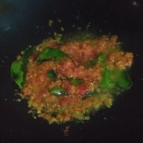 Panaskan minyak, tumis bumbu halus dan daun jerik sampai matang.