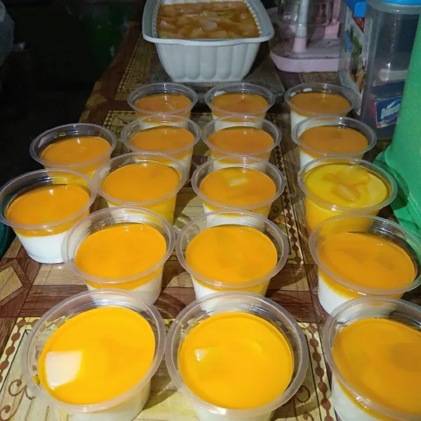Setelah dingin, beri 1-2 sdm sirup abc rasa jeruk, masukkan dalam kulkas, karena lebih enak disajikan dingin.
