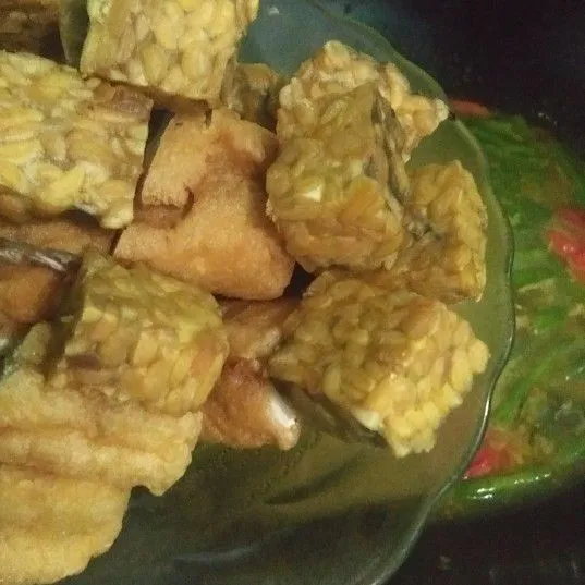 Masukkan tempe goreng, tahu goreng dan ikan asin goreng masak sampai kuah menyusut.